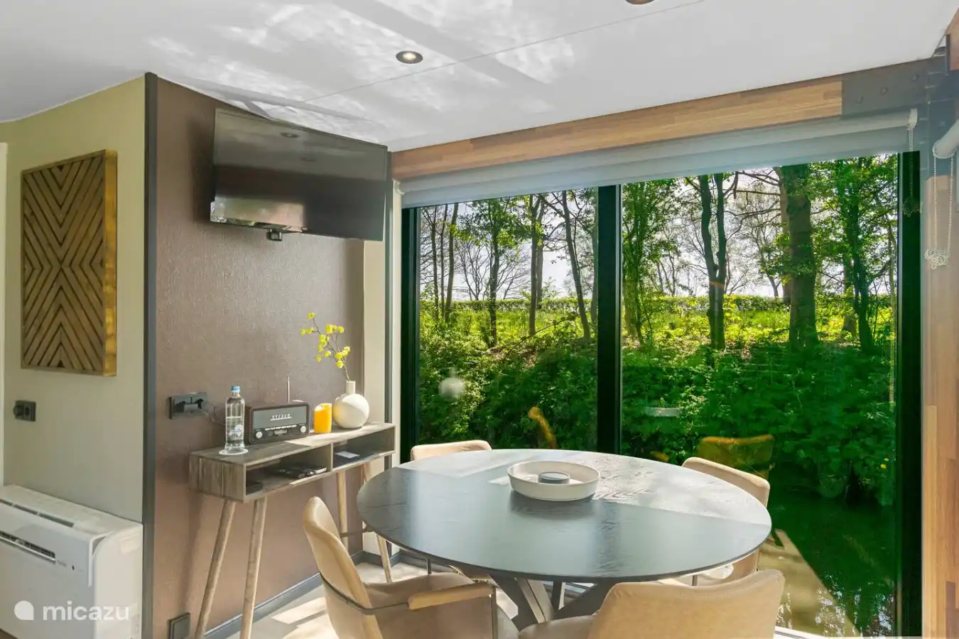Table à manger près de la fenêtre avec vue sur la verdure