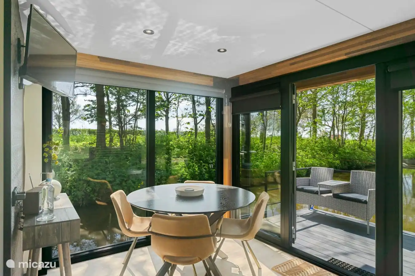 Salon et salle à manger lumineux avec de grandes fenêtres tout autour
