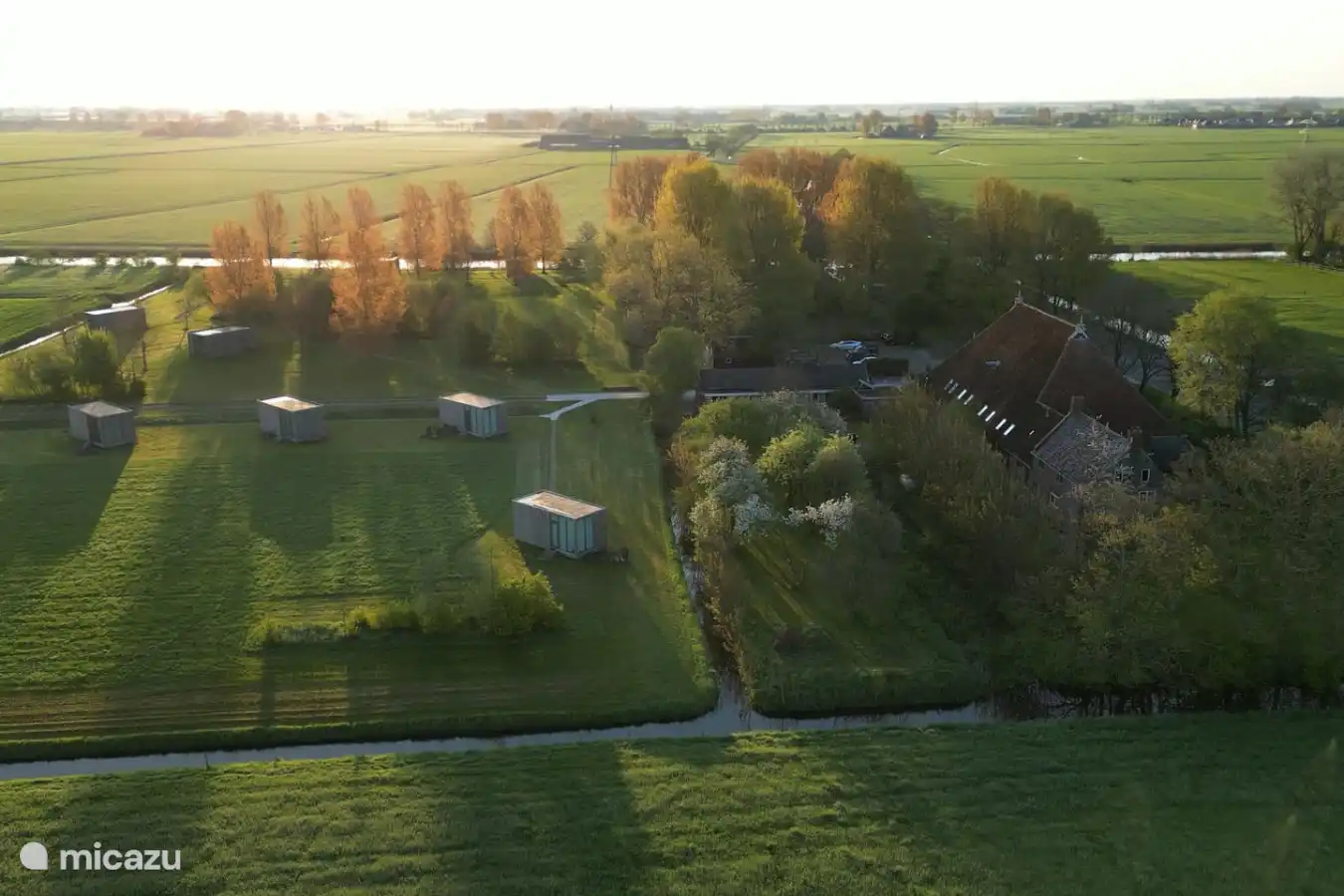 Vue aérienne de Pean-buiten Weidum dans le paysage frison