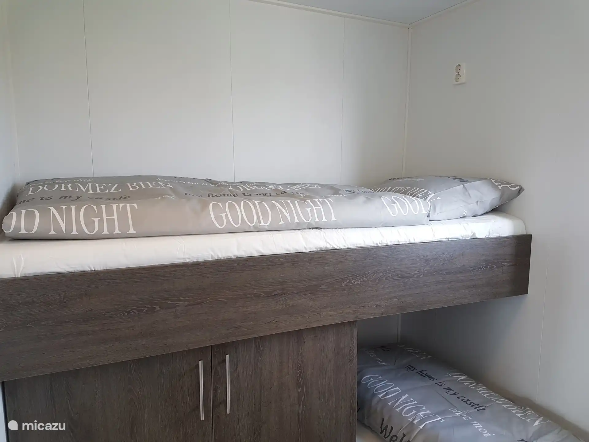 Gezellige kinderkamer (3e slaapkamer) met een slim stapelbed en geïntegreerde kledingkast