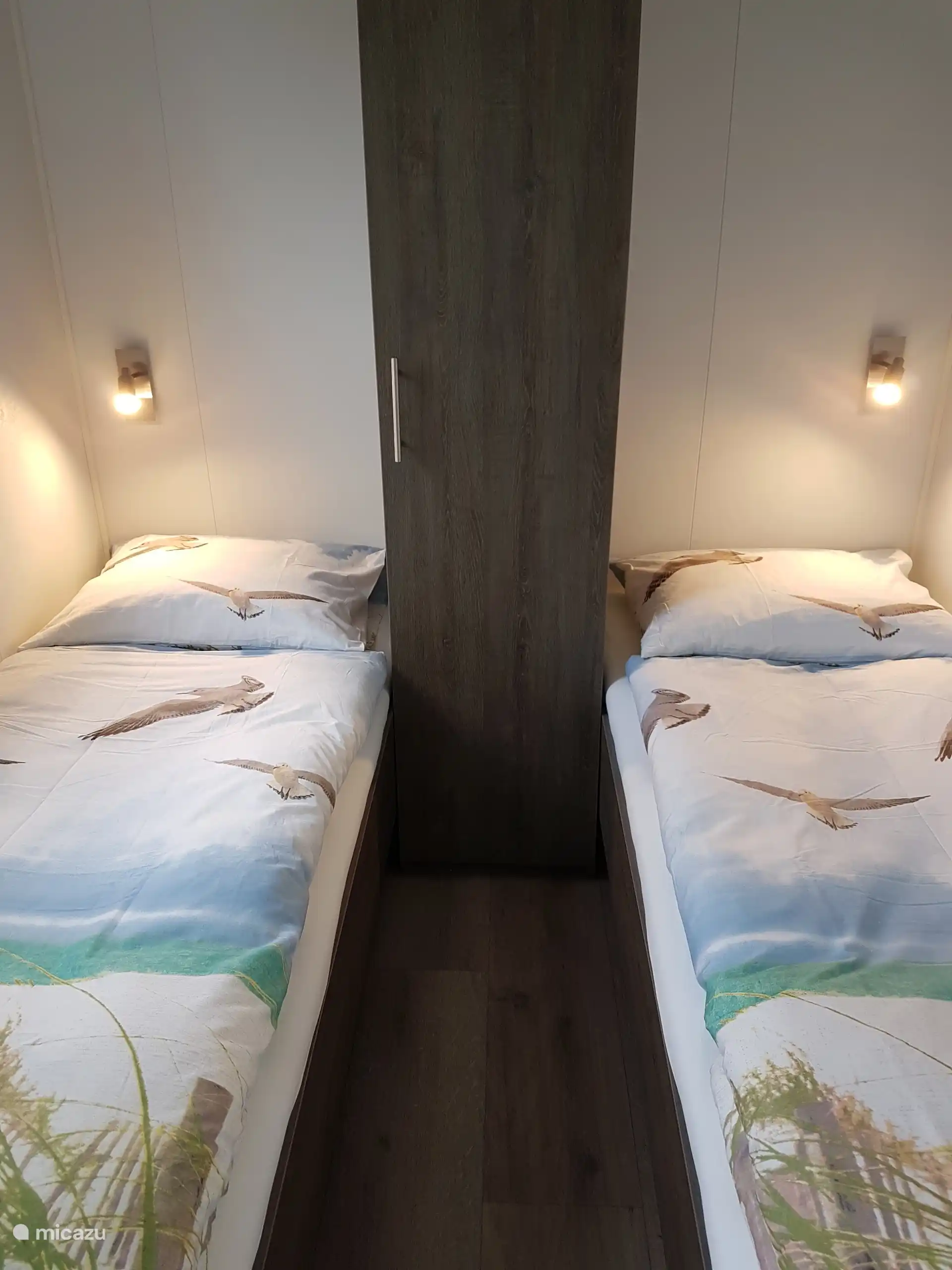 Slaapkamer met twee eenpersoonsbedden