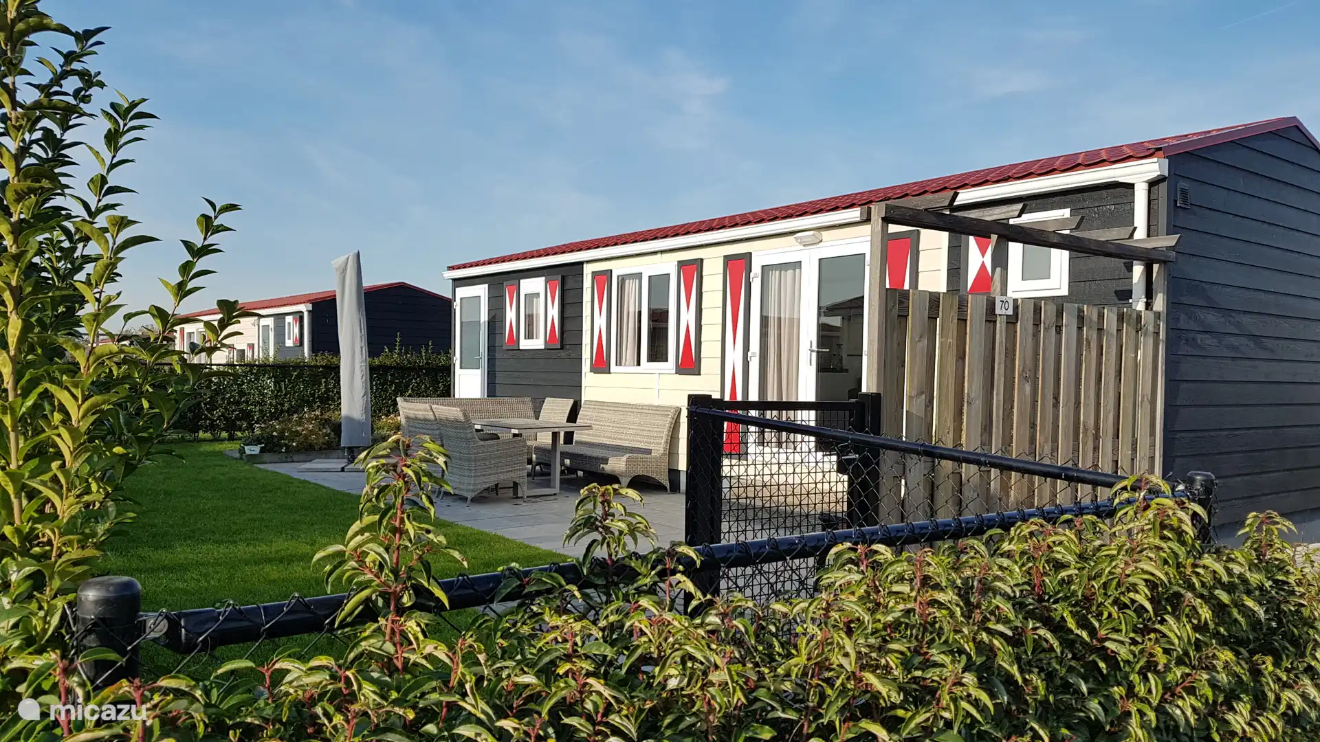 Volledig omheind terrein met hoge hagen, ideaal voor honden