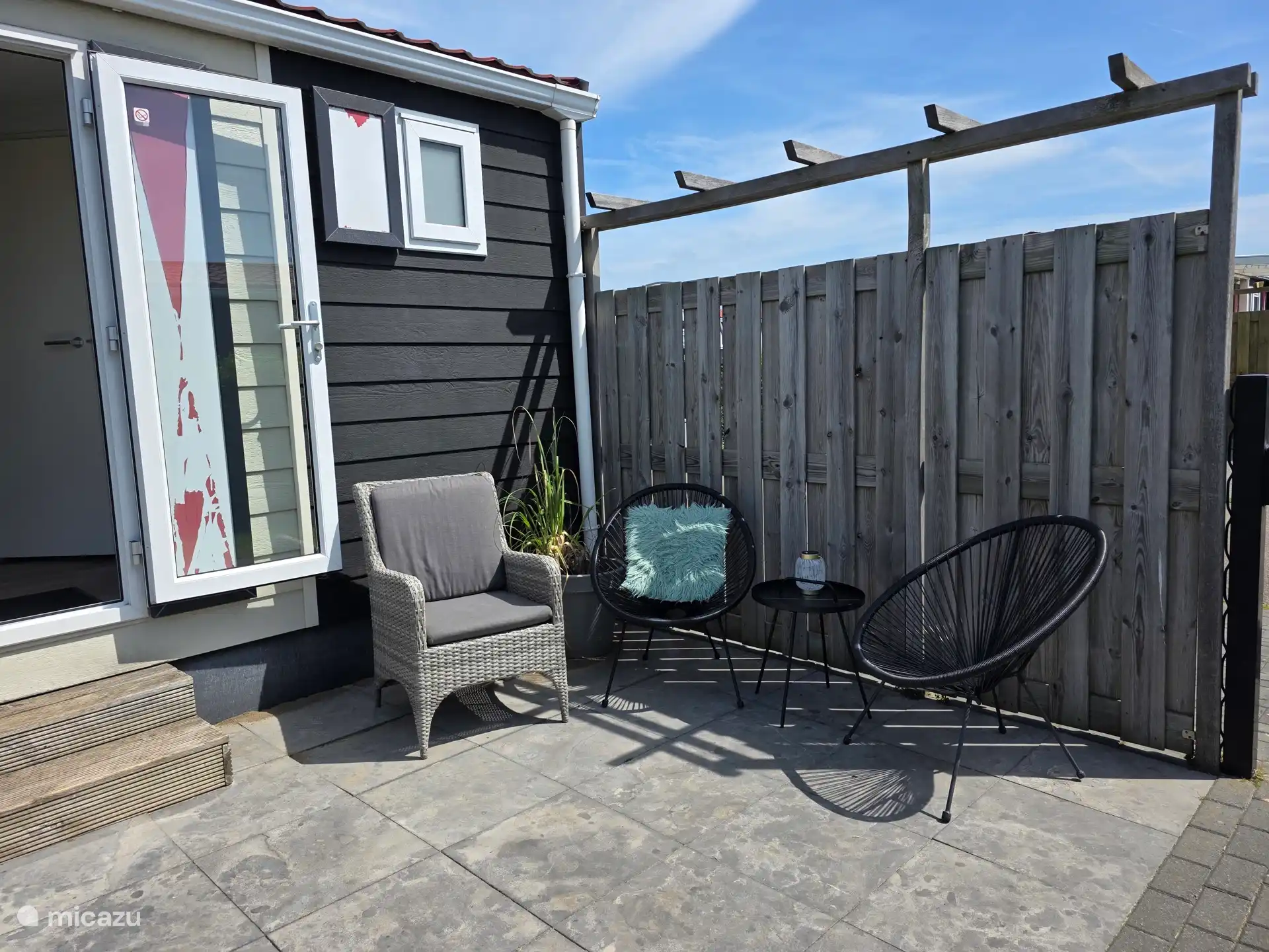 Overdekte zitplaatsen op het 20 m² grote zonneterras