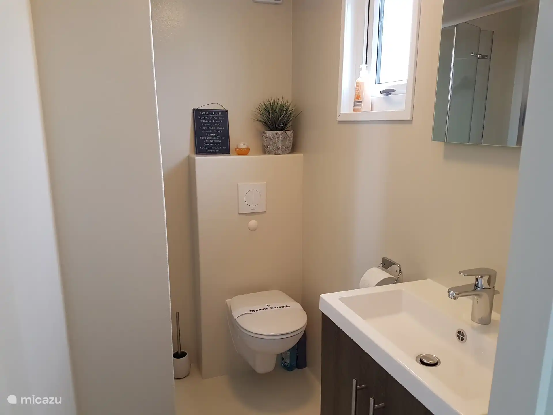 Badkamer met toilet, douche en wastafel