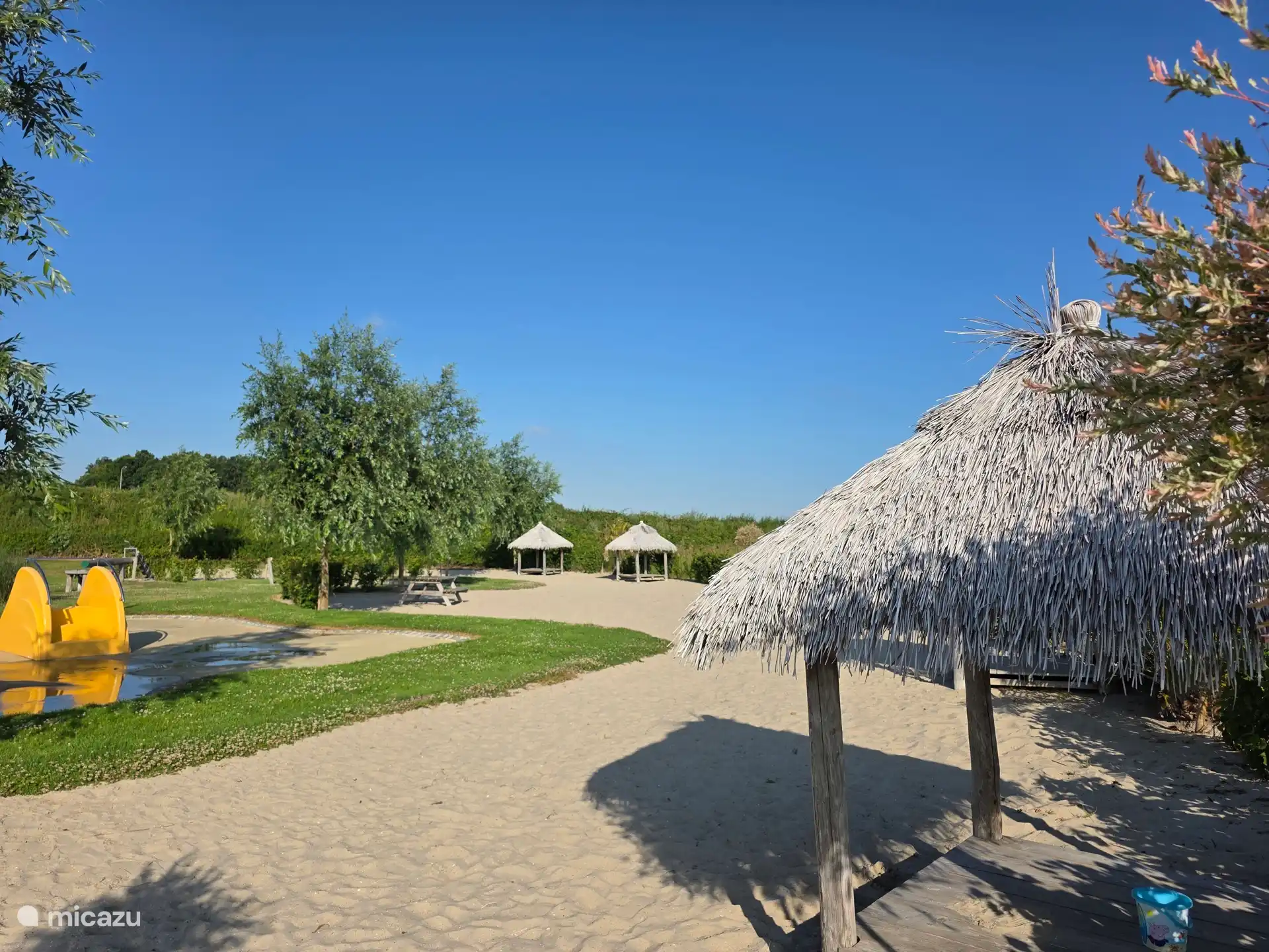 Waterspeeltuin met een mooi zandstrand en een zonbadplaats