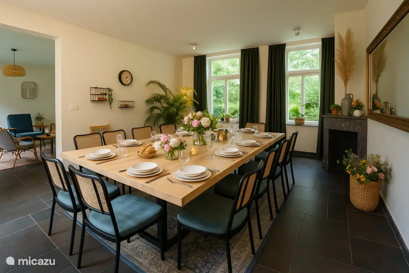 Salle à manger avec grande table près des fenêtres
