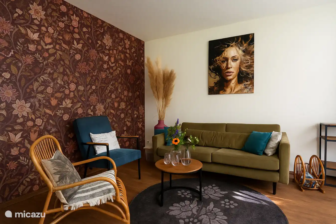 Salon douillet avec mur fleuri