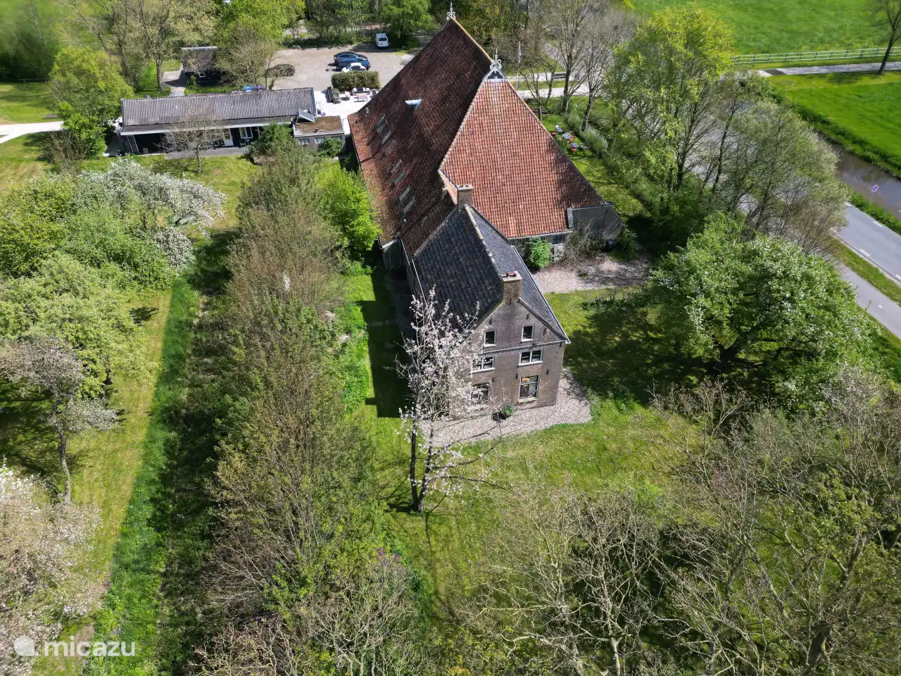 Vue aérienne de la ferme et du verger