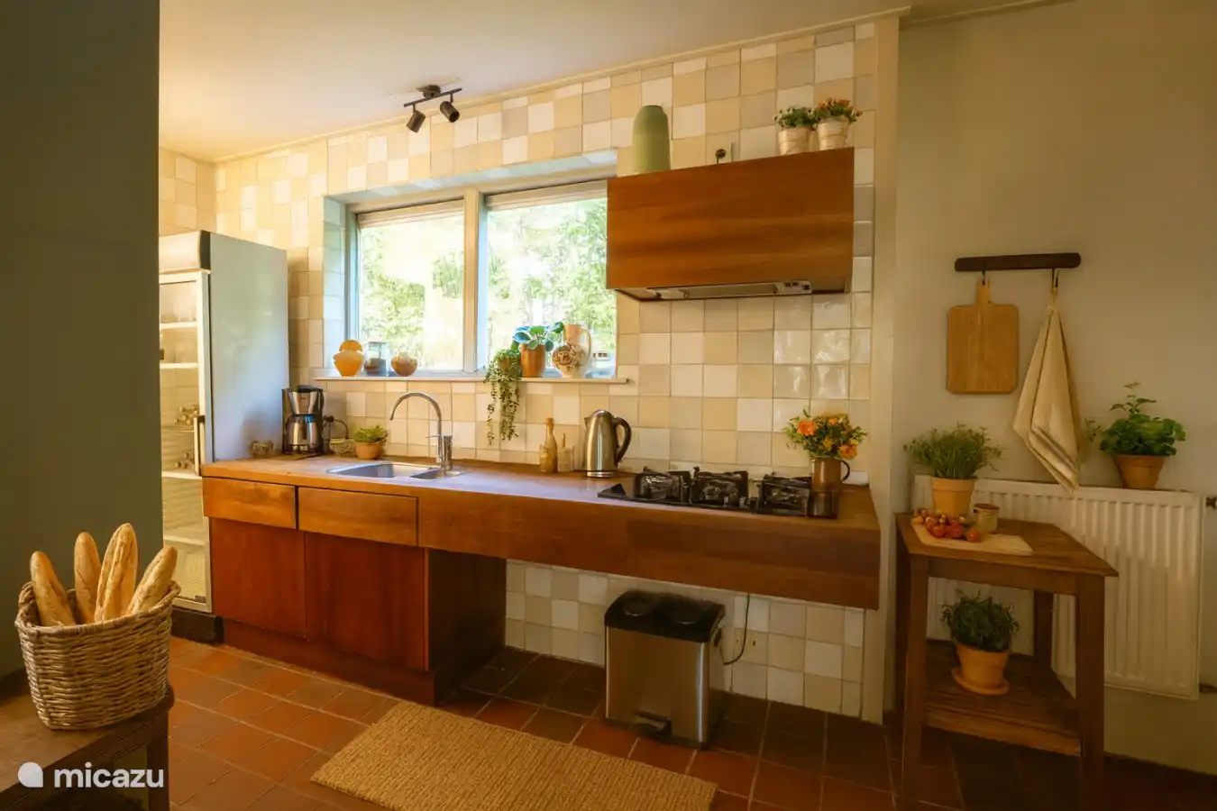 Cuisine en bois avec tout ce dont vous avez besoin