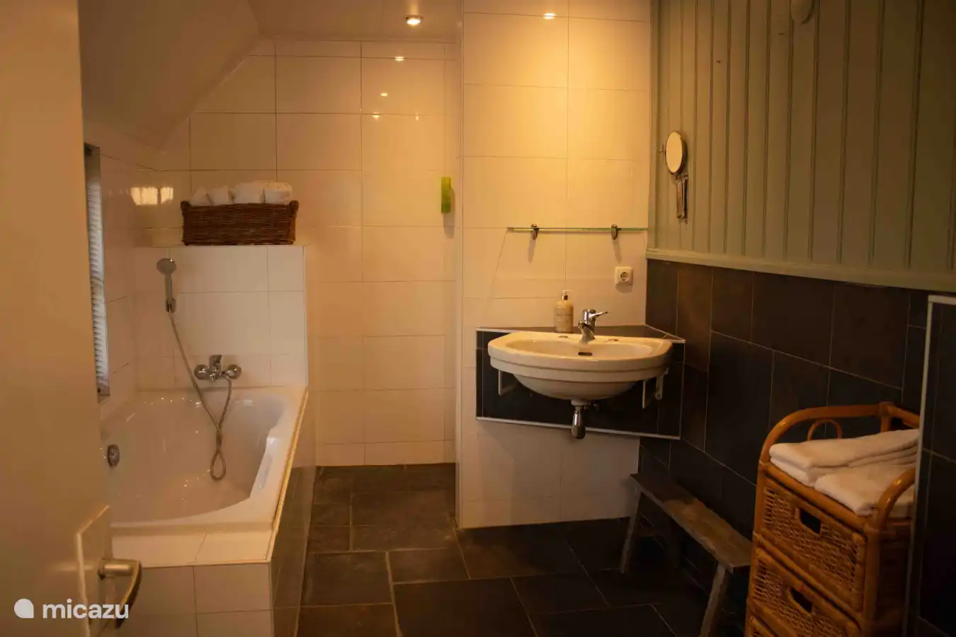 Salle de bain avec baignoire et lavabo