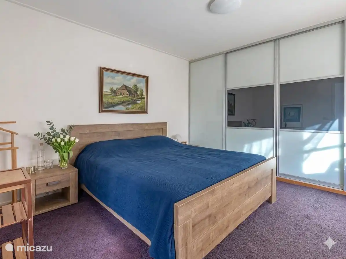 Chambre avec lit double et un placard spacieux