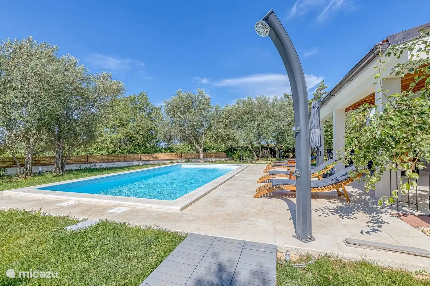 Schwimmbad mit Außendusche