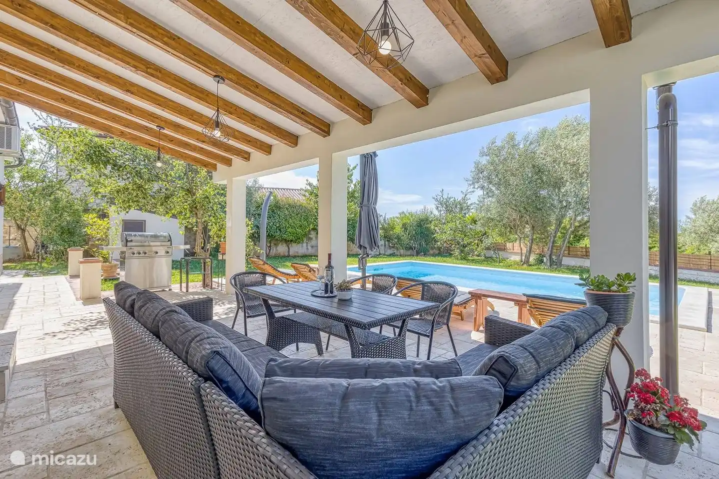 Veranda mit Sitzbereich und Tisch