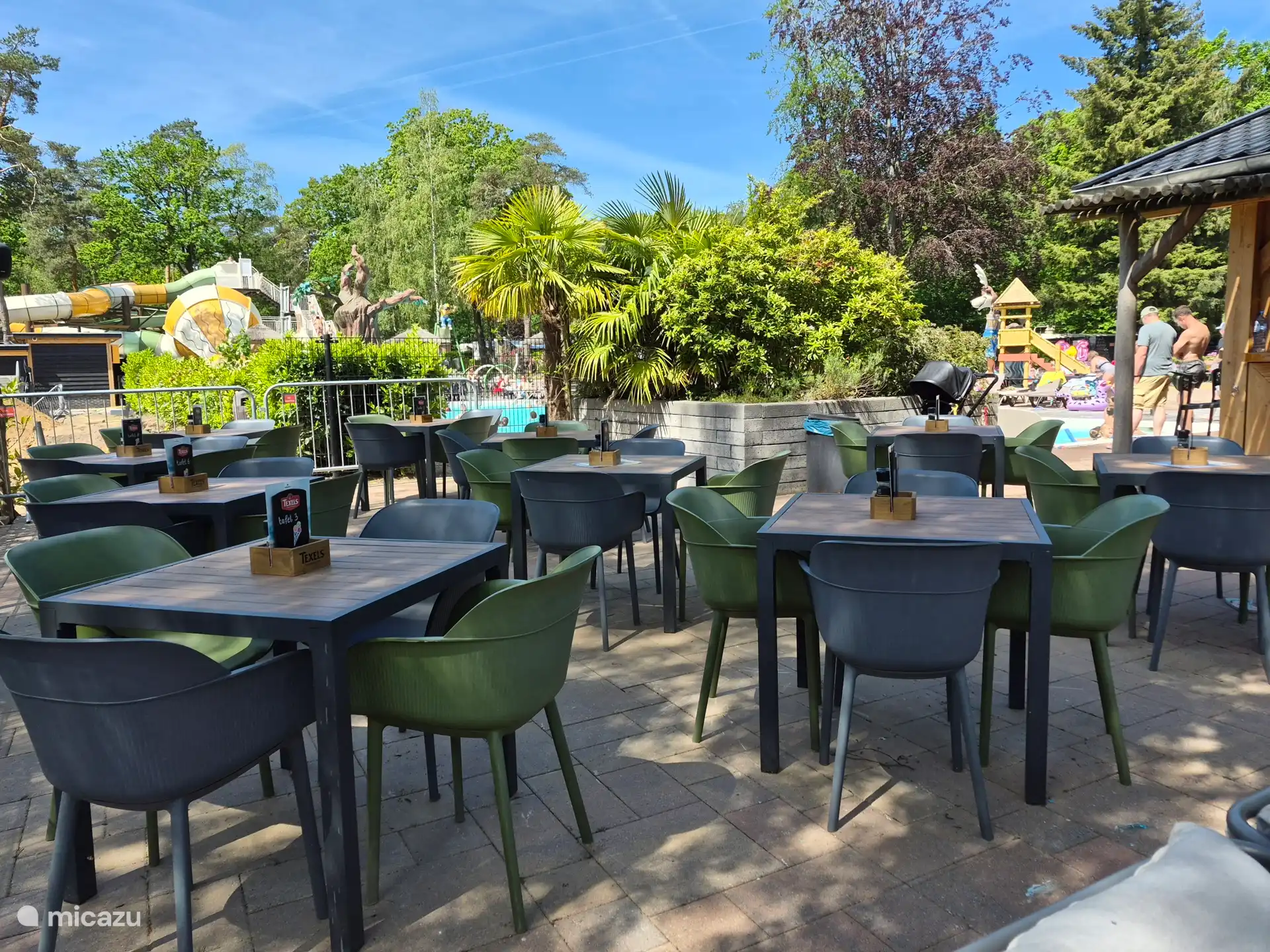 Het heerlijke terras bij het zwembad.