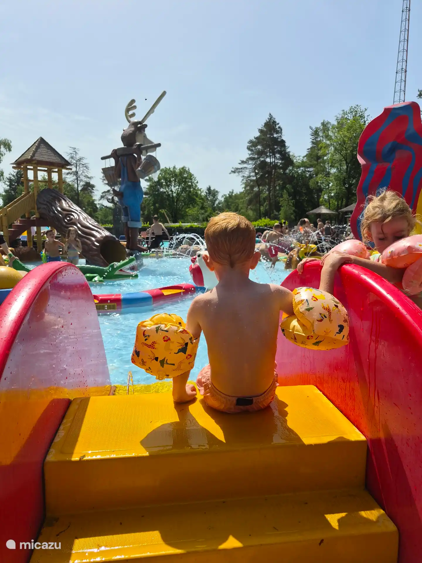 Het verwarmd buitenzwembad met groot kindergedeelte. 