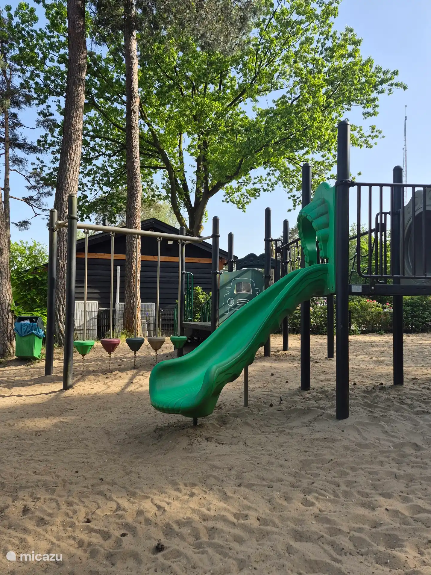 Er zijn maar liefst 16! speeltuinen op het park, voor alle leeftijden. Daarnaast is er ook een airtrampoline, een midgetgolf, tennisbaan, voetbalveld. Genoeg te beleven!