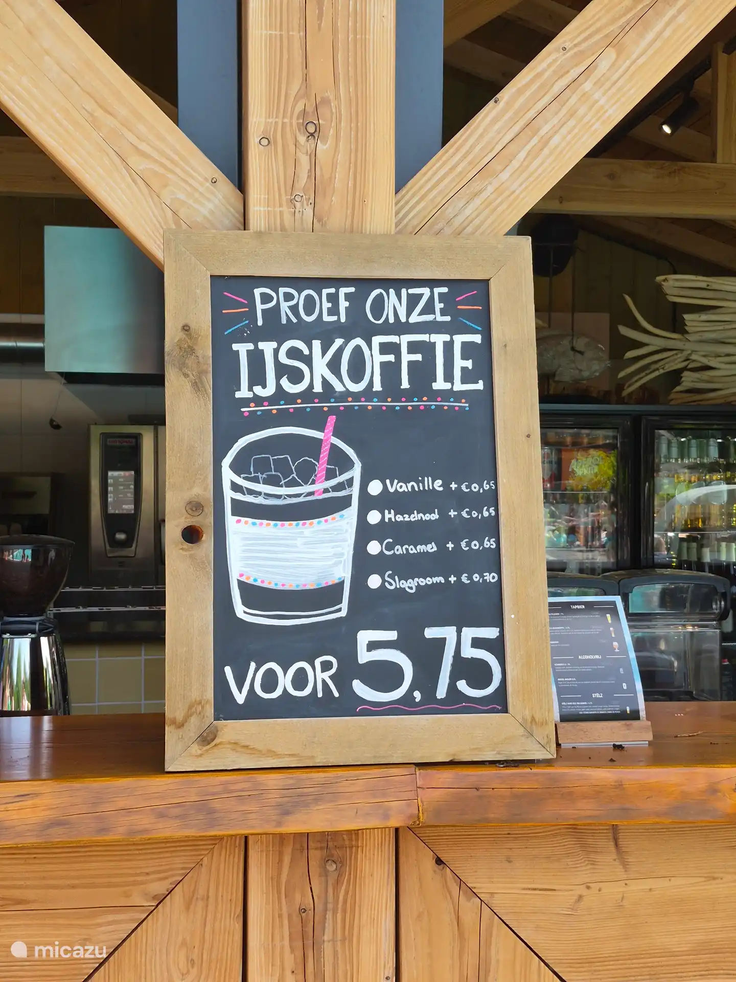 Bij het zwembad is zelfs een poolbar waar je heerlijk kunt lunchen, borrelen of zelfs ijskoffie kan halen. 