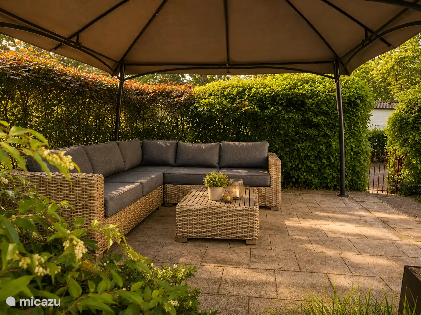 In de tuin staat ook een heerlijke loungeset voor lange borrelavonden of lekker onderuit. 