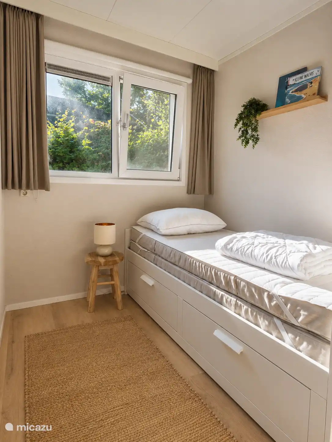 De kinderslaapkamer. Dit bed kunnen we uitschuiven tot een tweepersoonsbed indien nodig. 