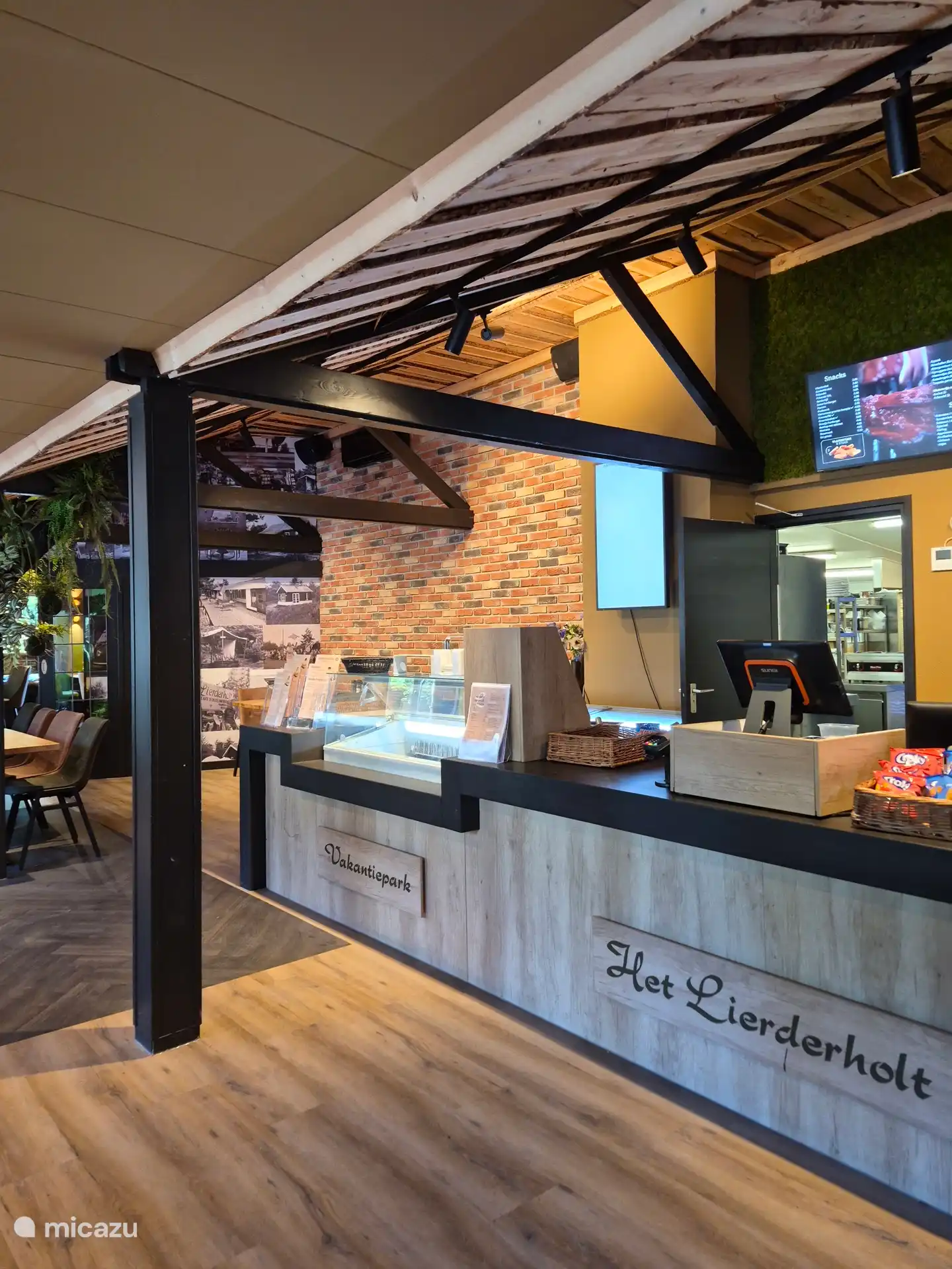 Op het park zitten ook een friettent en een pizzahut. Je kunt ter plaatse eten of afhalen. 