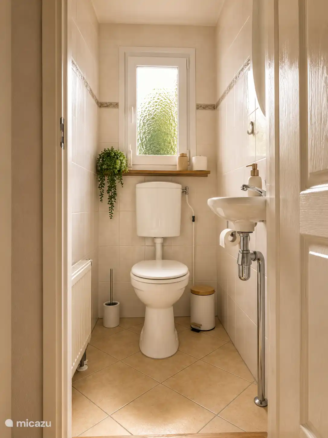 Het toilet. Apart van de badkamer. 