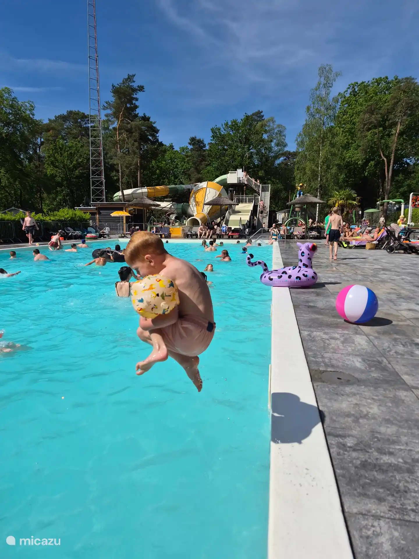 Een van de verwarmde buitenzwembaden. Het park heeft 6 waterglijbanen en een groot kinderbad en spraypark. Medio 2026 wordt het binnenzwembad geopend. 