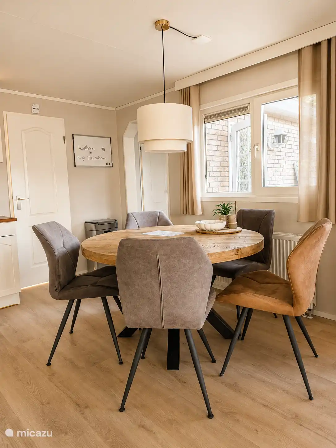 Genoeg plek voor iedereen met een gezellige ronde eettafel.