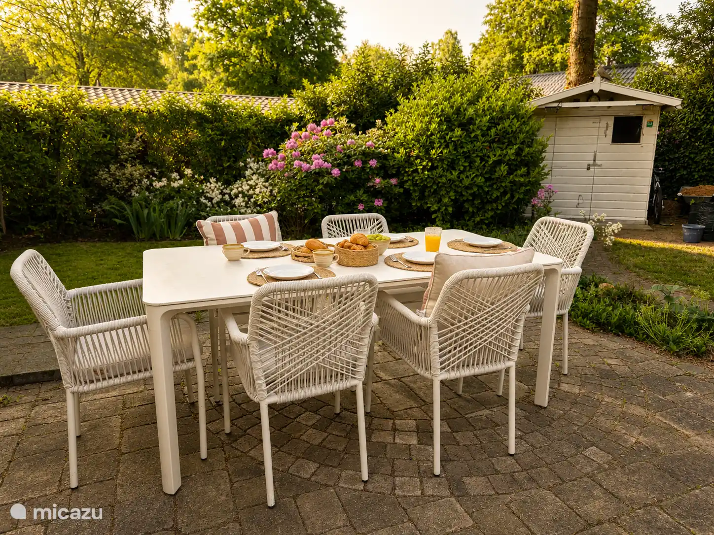De omheinde tuin met veel privacy