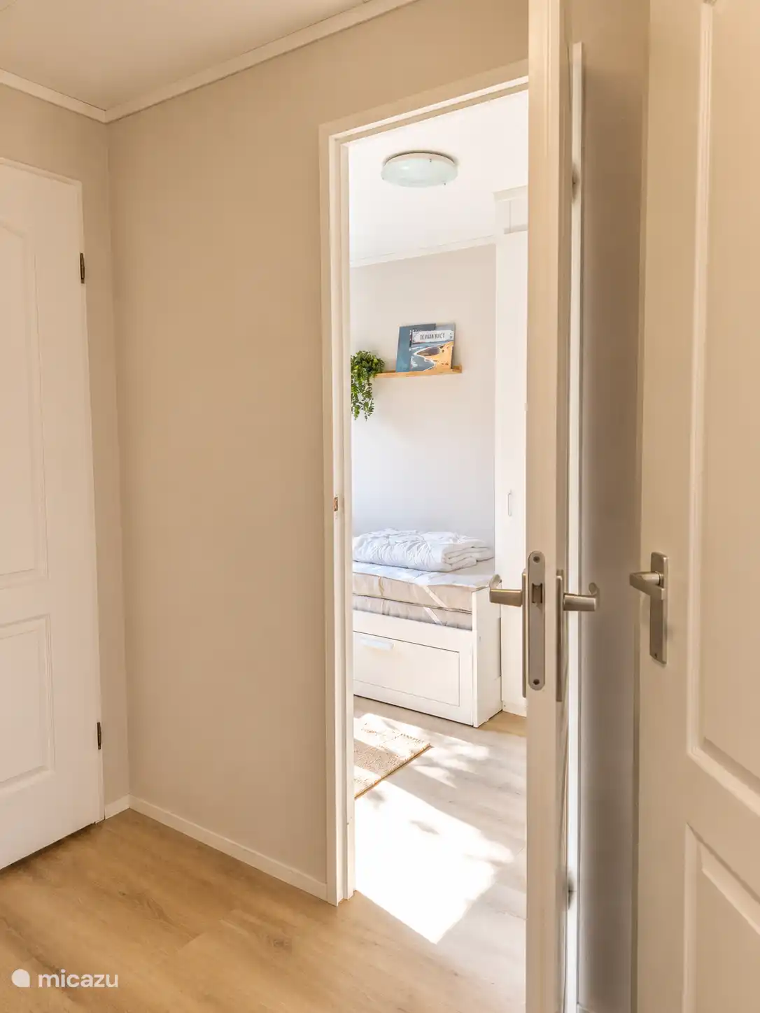 Doorkijkje naar de 2e slaapkamer.