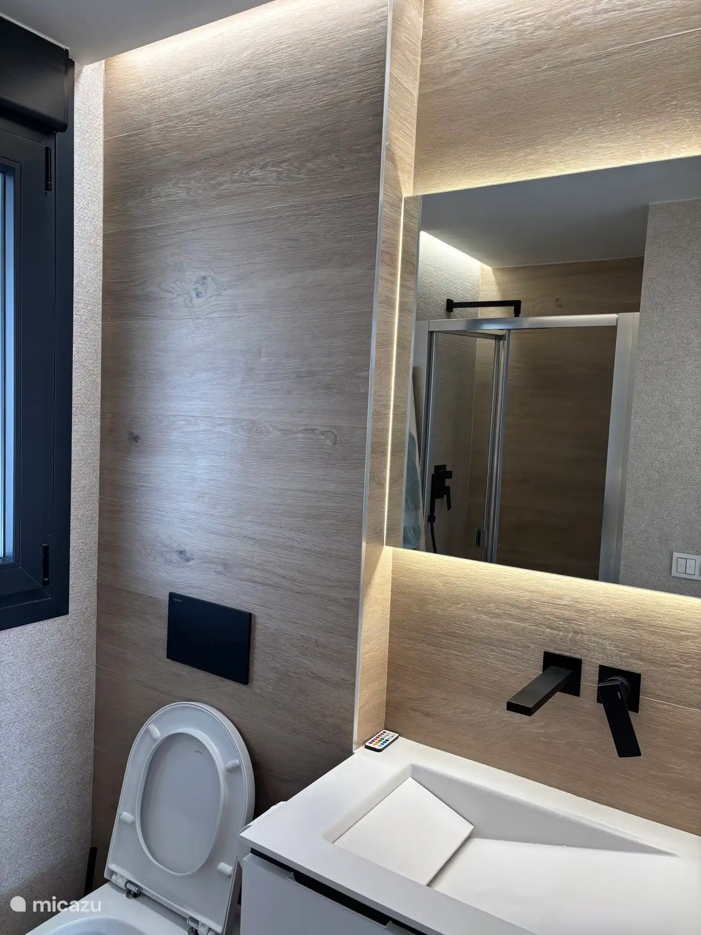 Badkamer en suite van slaapkamer 1