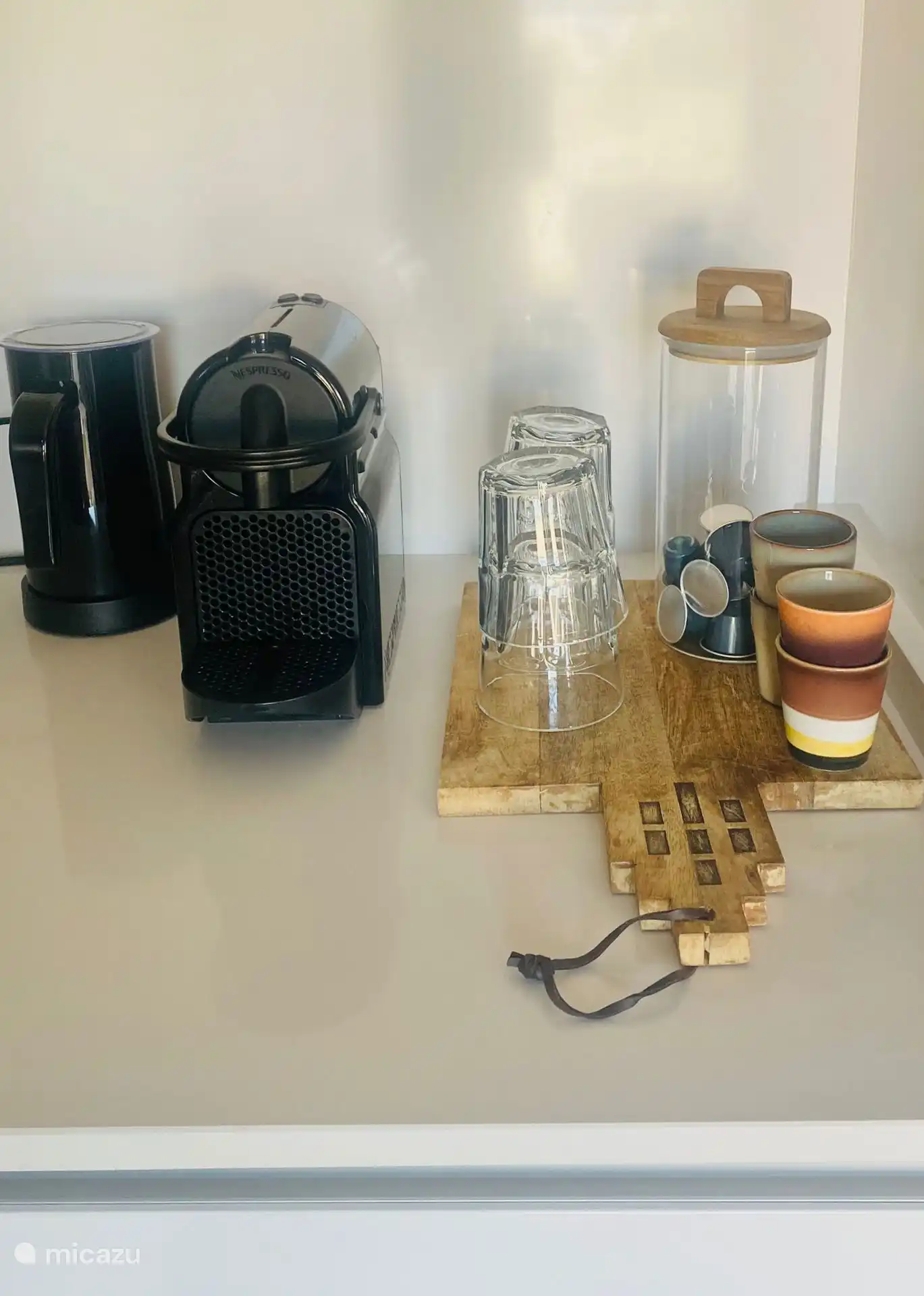 Máquina Nespresso con espumador de leche para un delicioso comienzo de día.