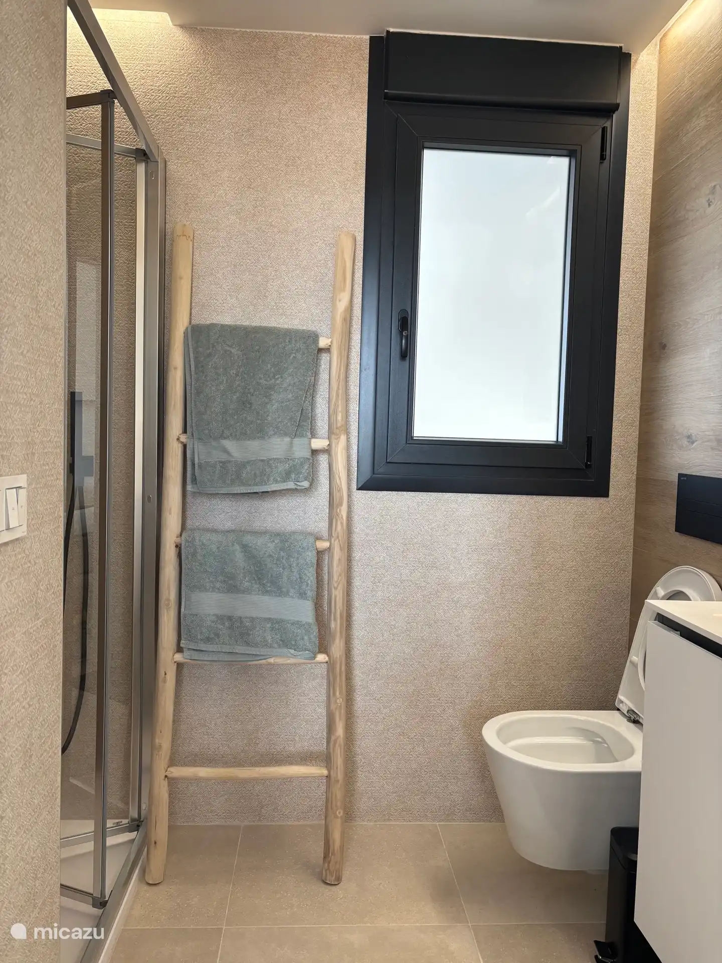Badkamer en suite van slaapkamer 1