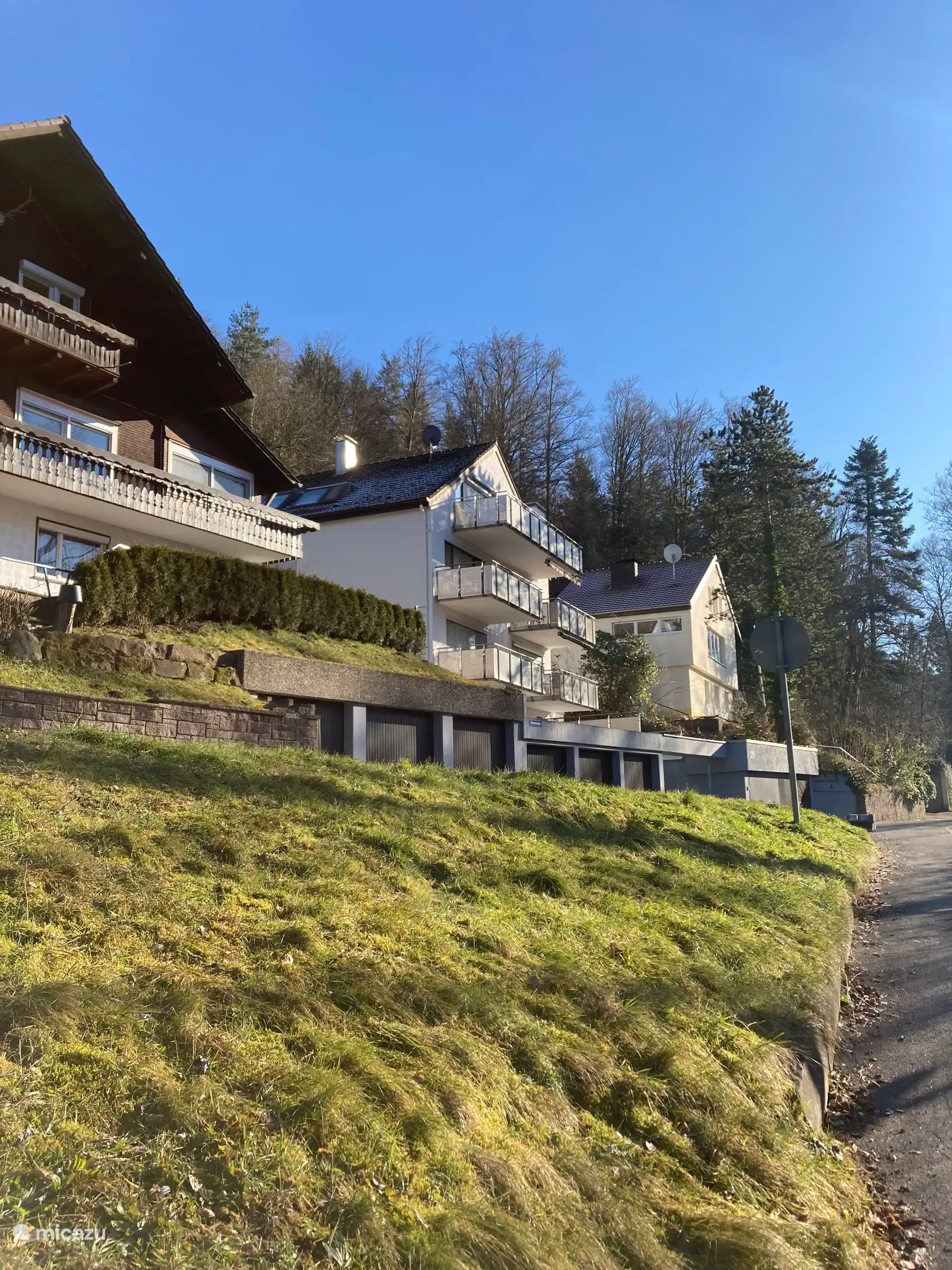 Die Wohnung befindet sich im mittleren Gebäude, hinter dem Balkon rechts.