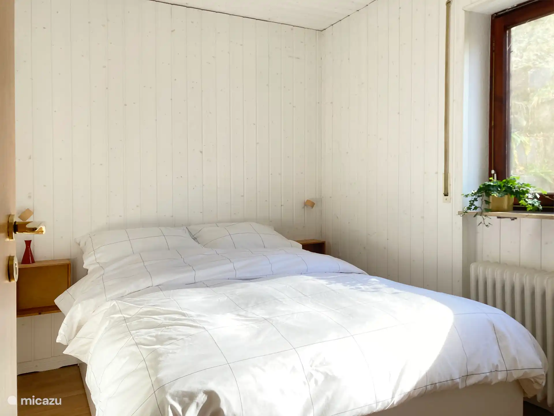 Gegen Mittag wird das Schlafzimmer von Licht erfüllt.