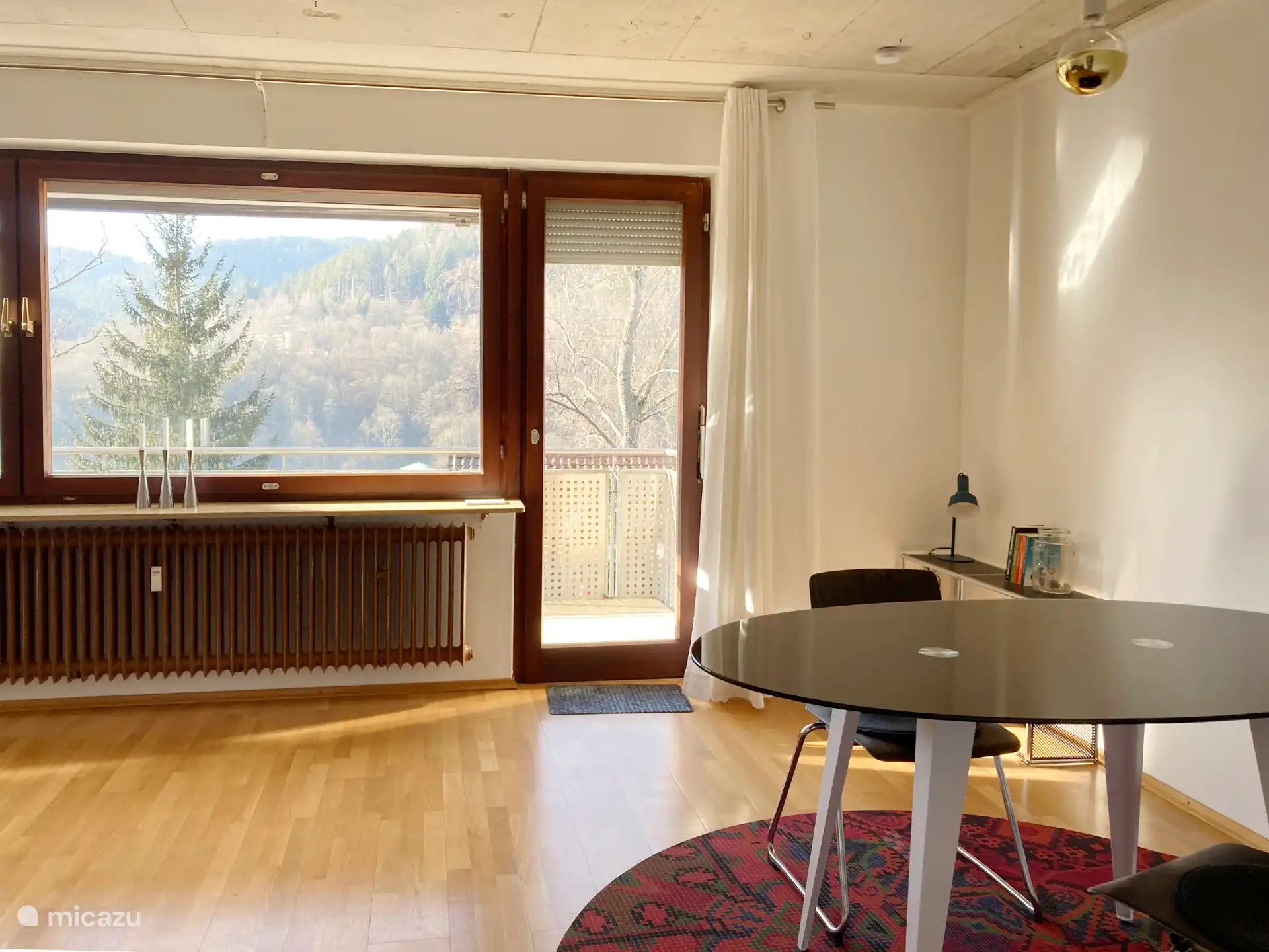 Im großen Wohnzimmer steht ein Esstisch.