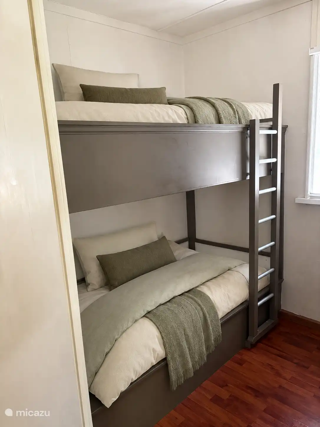 Dormitorio con literas