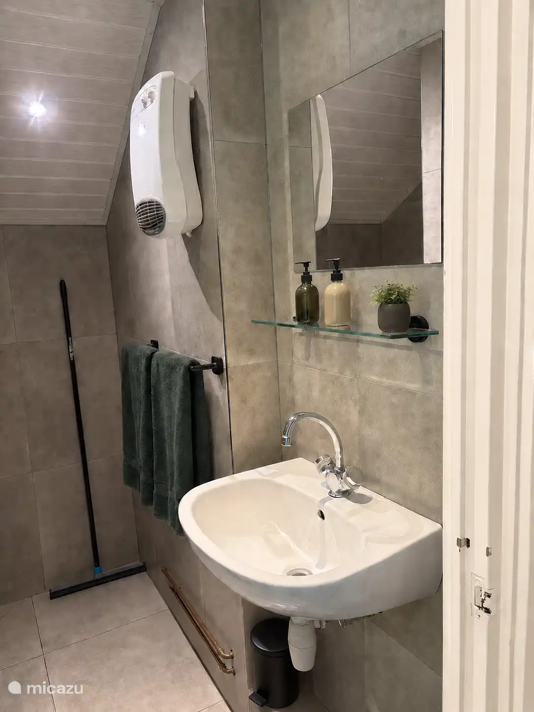 El baño

Con lavabo, ducha y inodoro