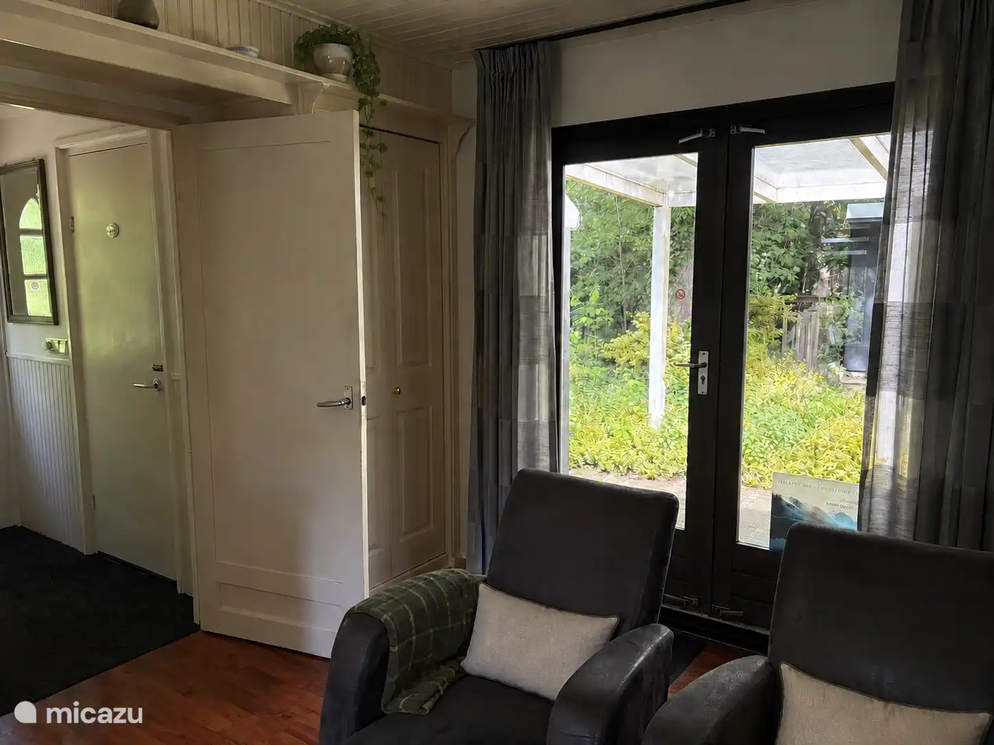 Salón con puertas de patio