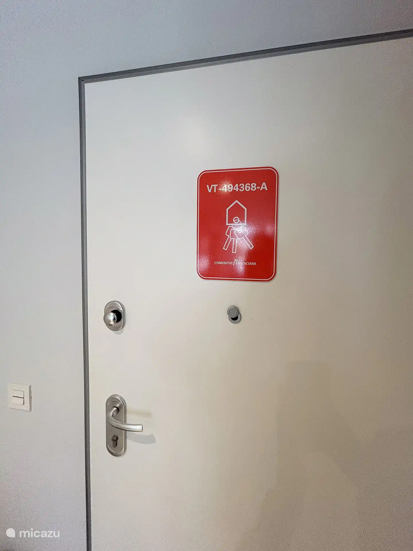 Bord op deur met verhuurlicentie nummer VT-494368-A