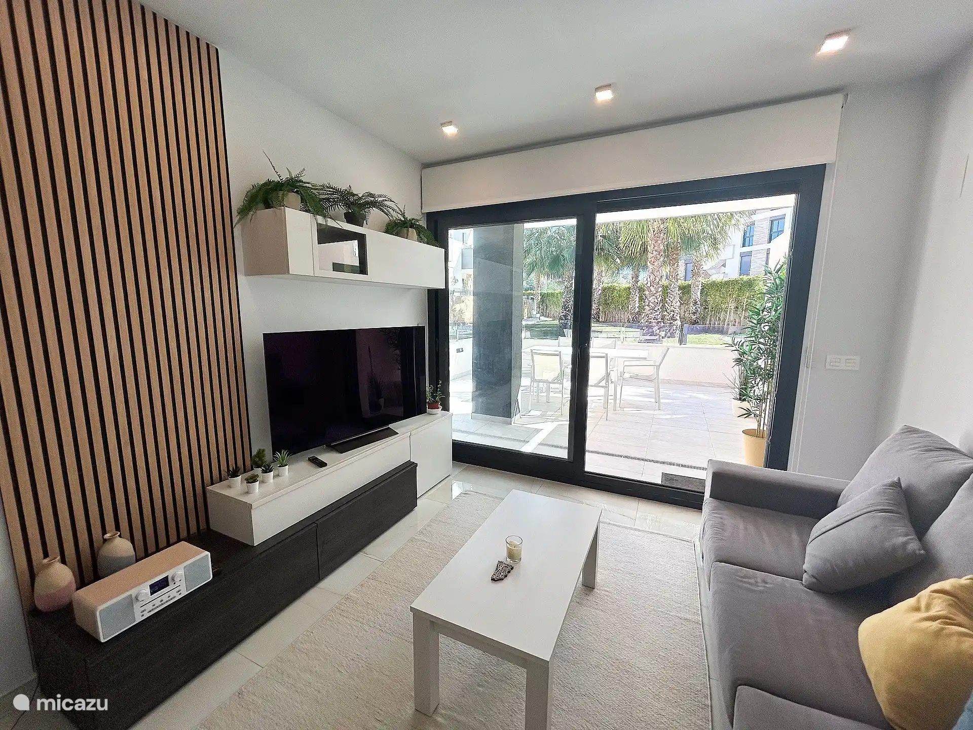 Huiskamer met zithoek en TV
