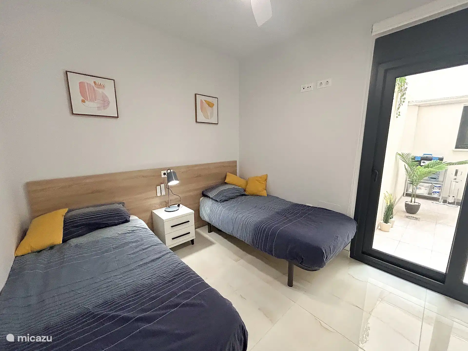 Slaapkamer 2 met uitzicht op de patio