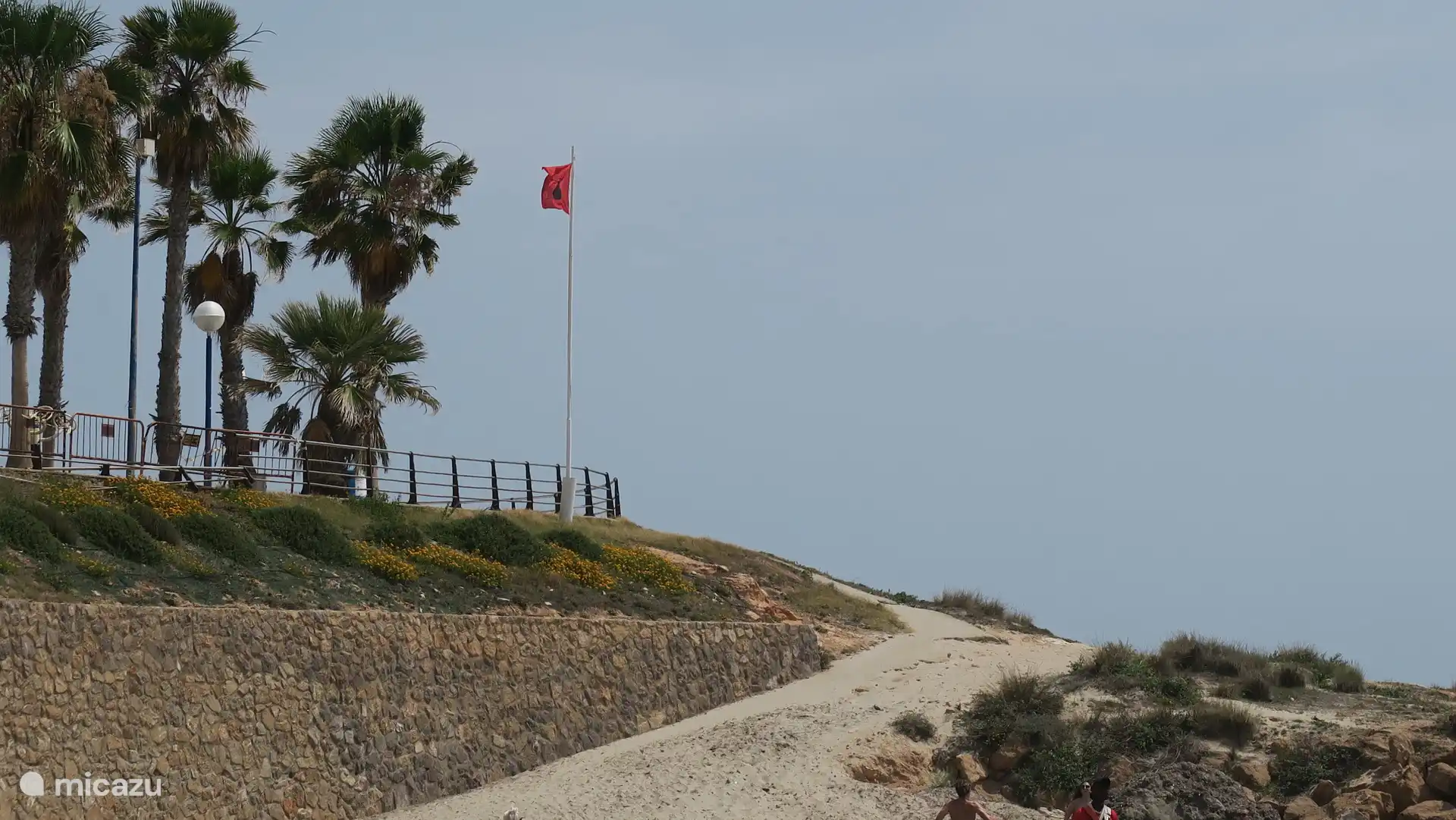 Toegangsweg naar Playa Flamenca strand
