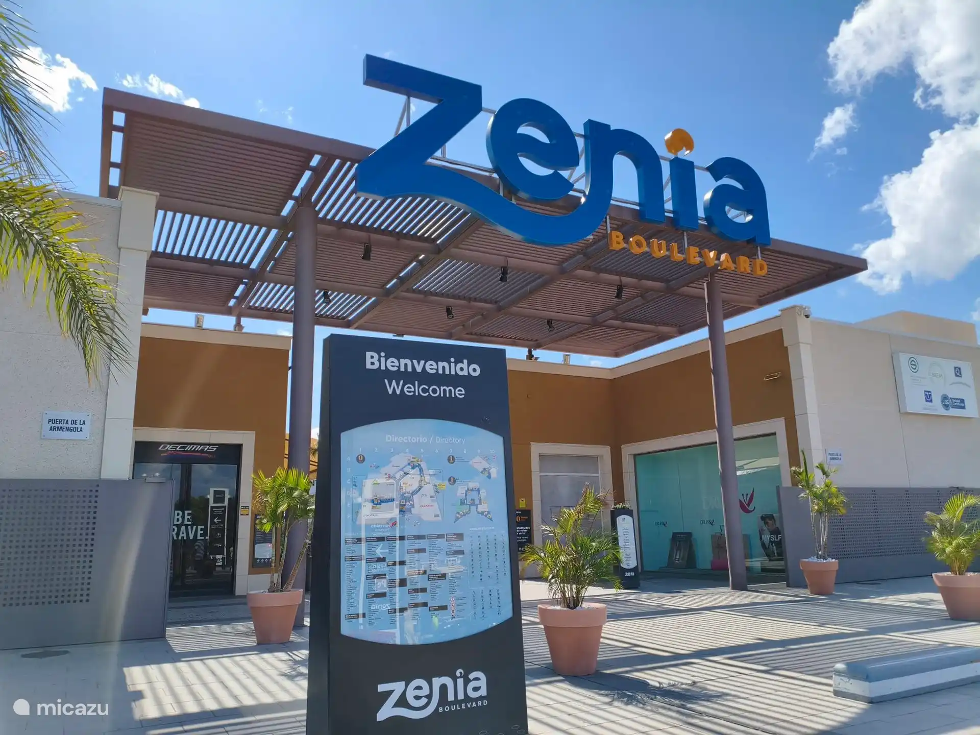 Ingang La Zenia Boulevard. Het grote winkelcentrum