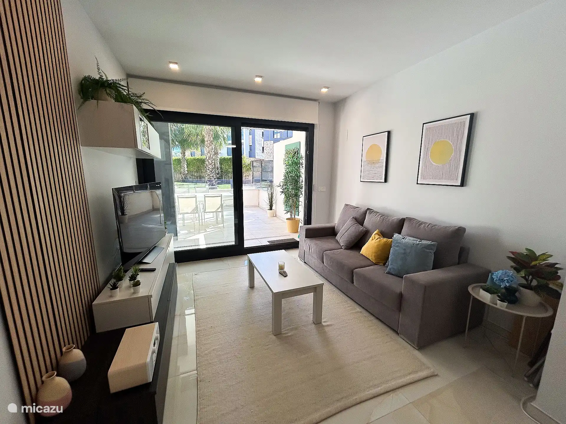 Huiskamer met zithoek en TV