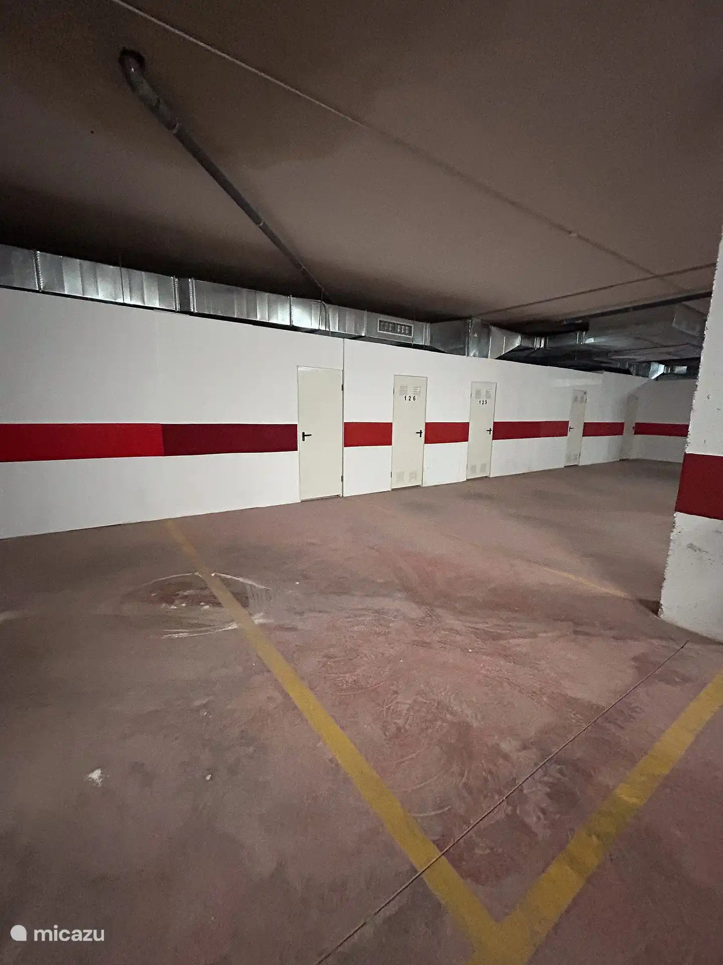 Espacio de aparcamiento privado en un garaje cubierto