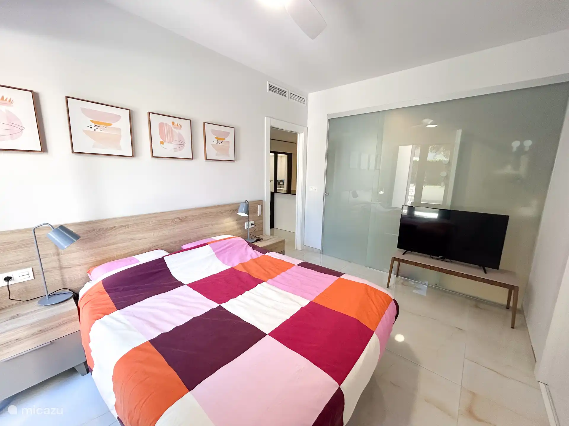 Dormitorio principal con baño (No hay televisión en el dormitorio)