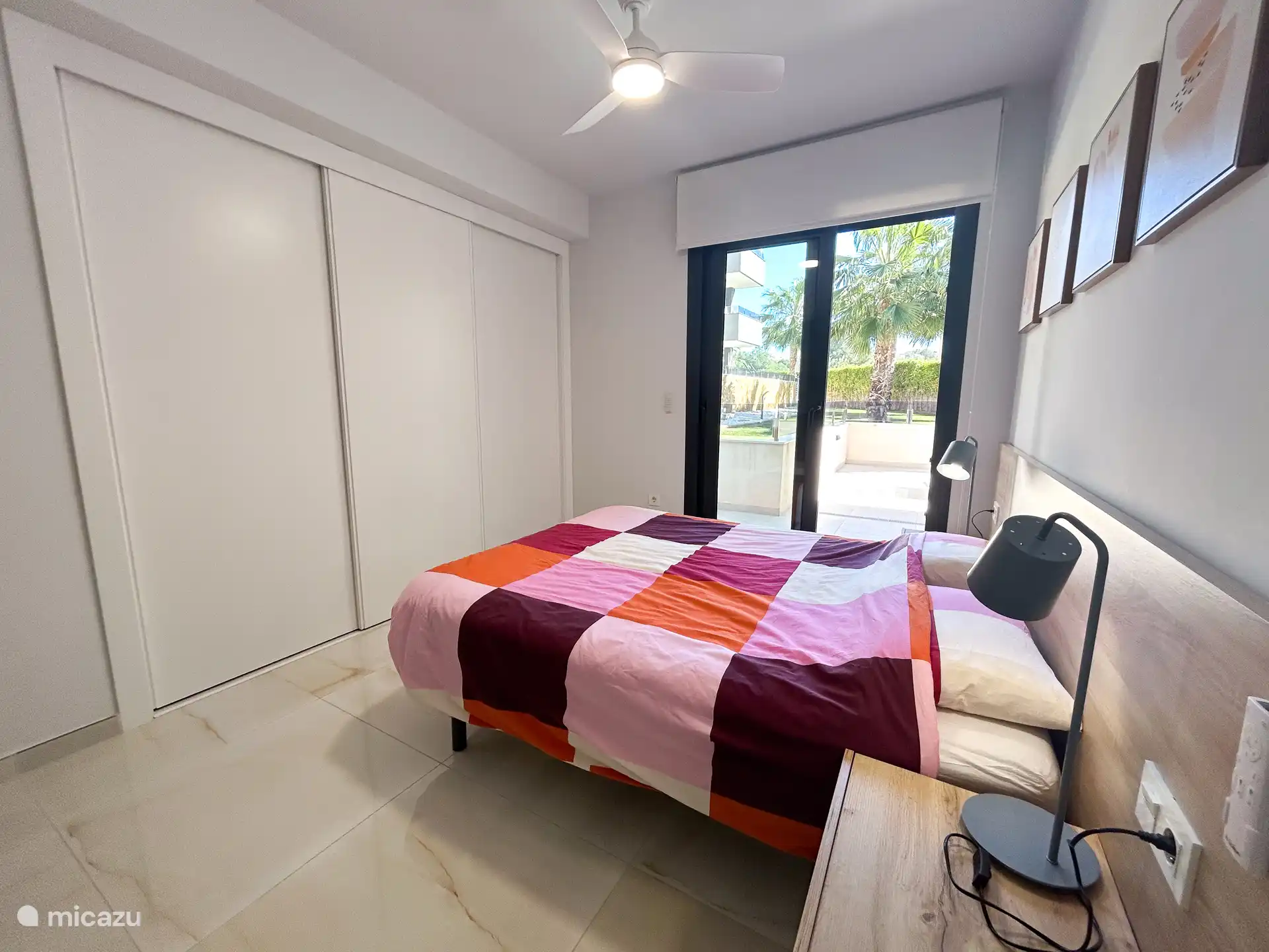 Dormitorio principal con armarios y baño contiguo