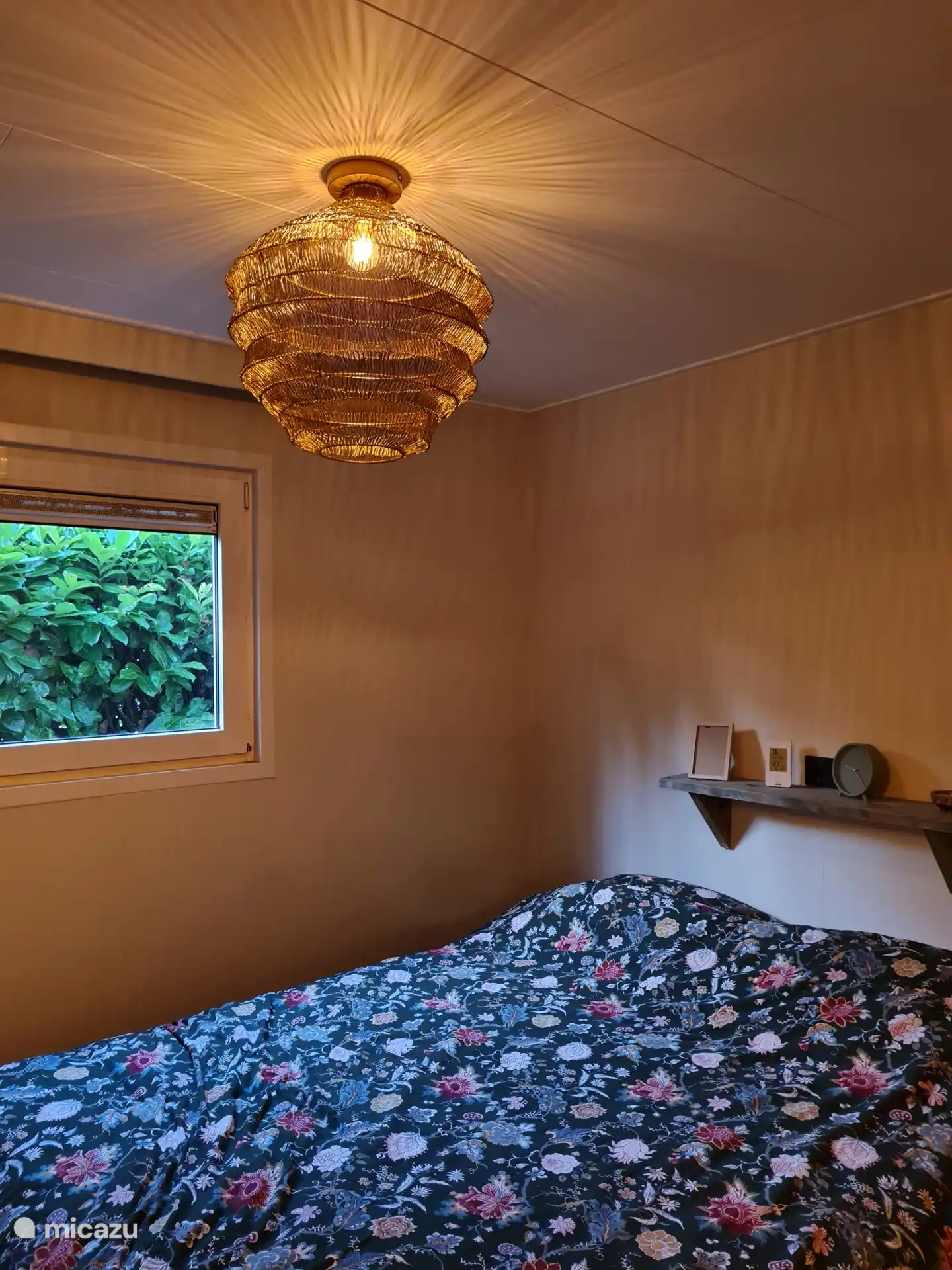 Slaapkamer met twijfelaar en kastruimte