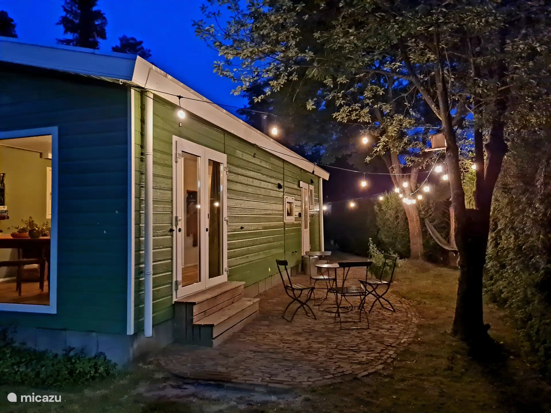 Chalet bij avond