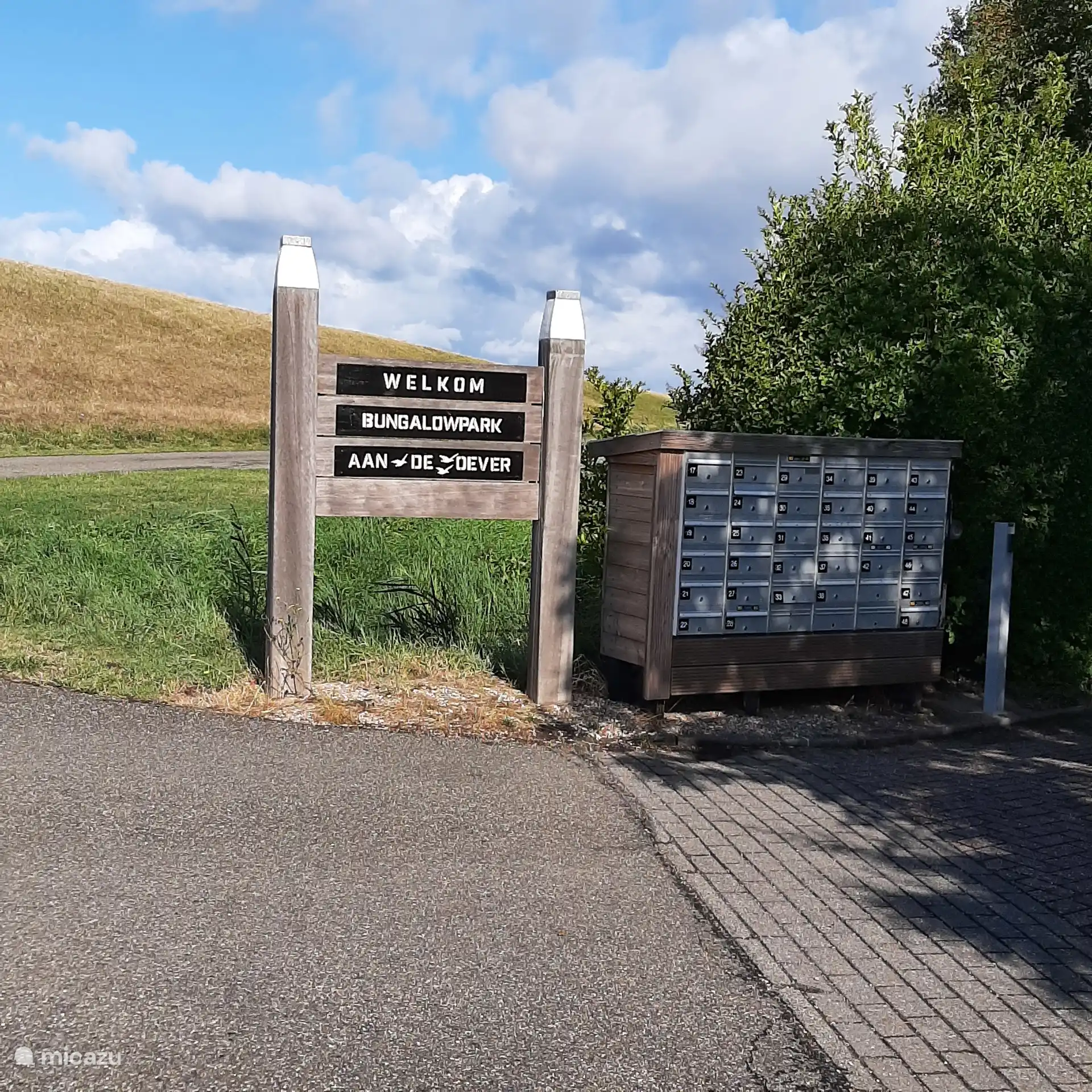La entrada al parque de bungalows en la orilla 
